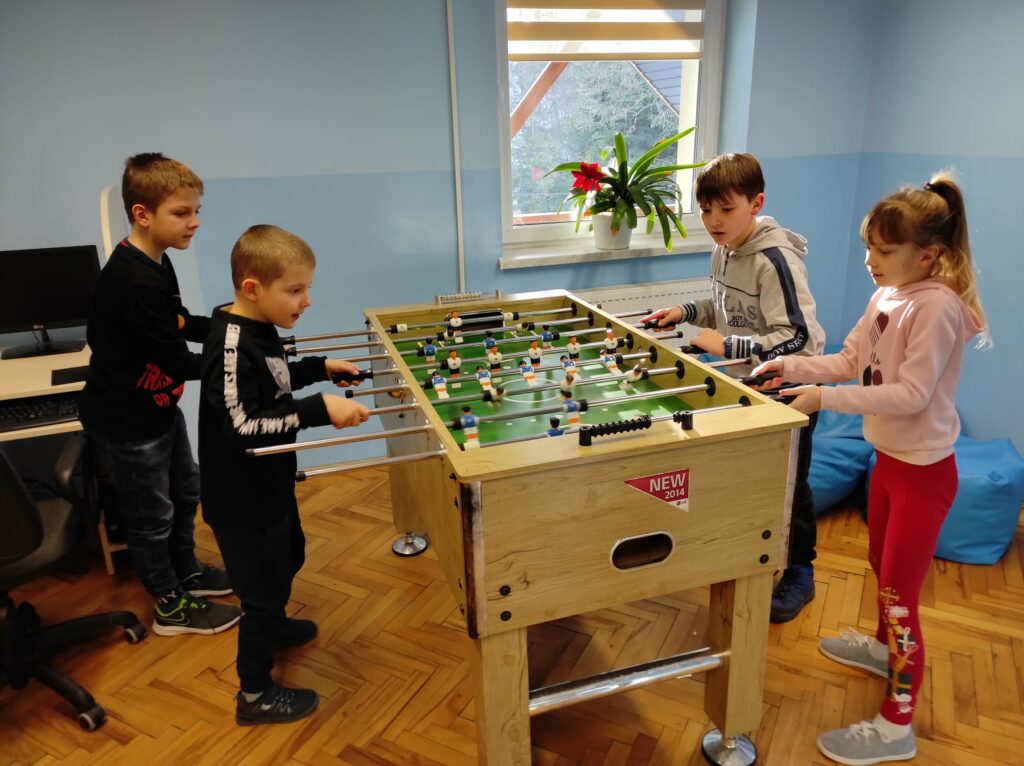 grupa dzieci podczas gry w piłkarzyki