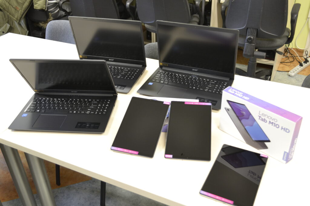 Laptopy leżące na stole