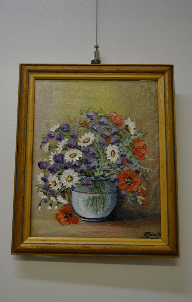 obraz kwiatów na ścianie