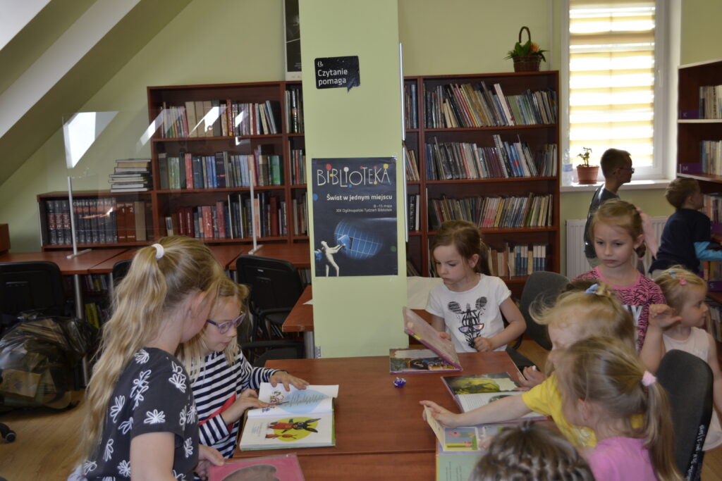 dzieci czytające książki w bibliotece