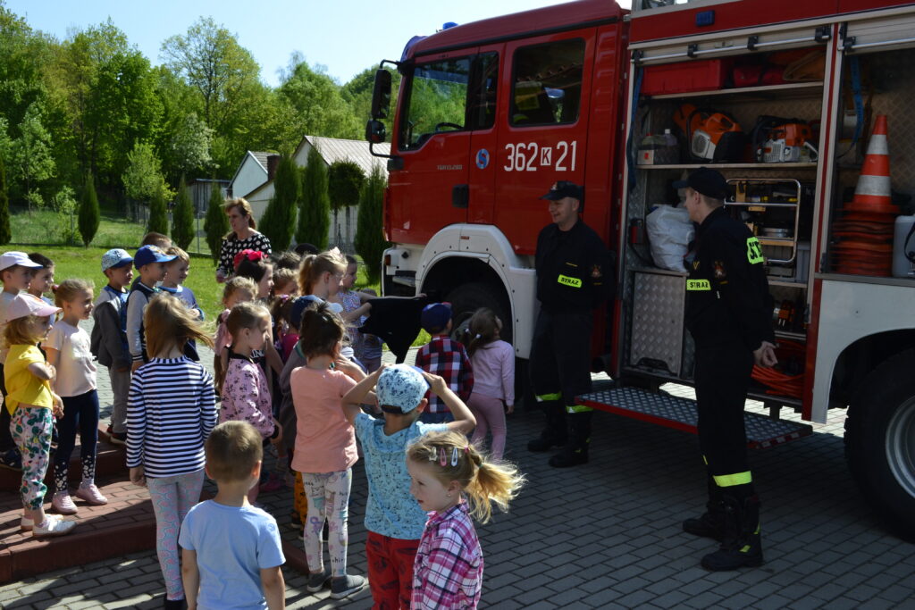 wóz strażacki, stojące dzieci