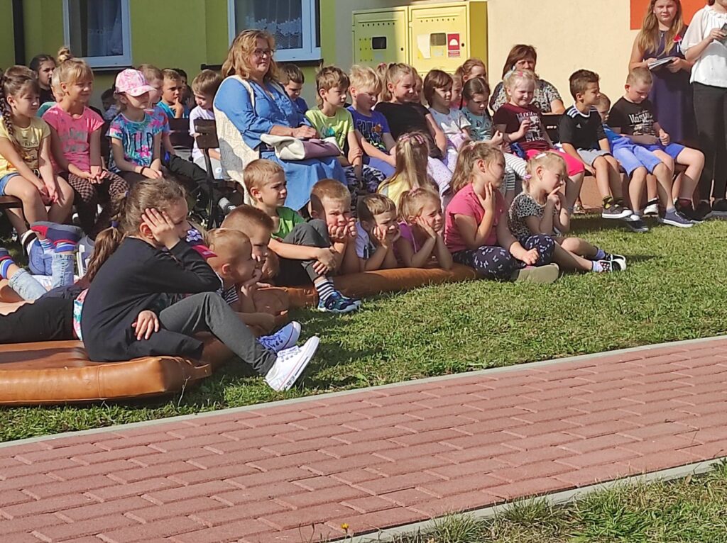 Uczniowie w plenerze podczas Narodowego Czytania 2022