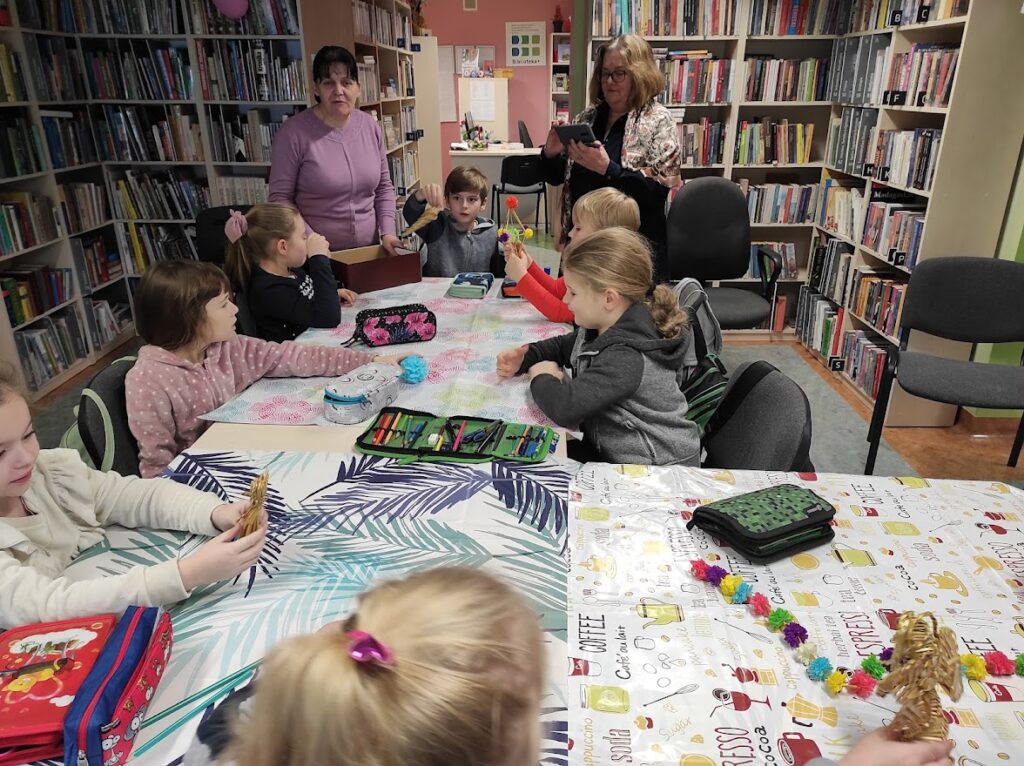 grupa dzieci w bibliotece podczas warsztatów świątecznych