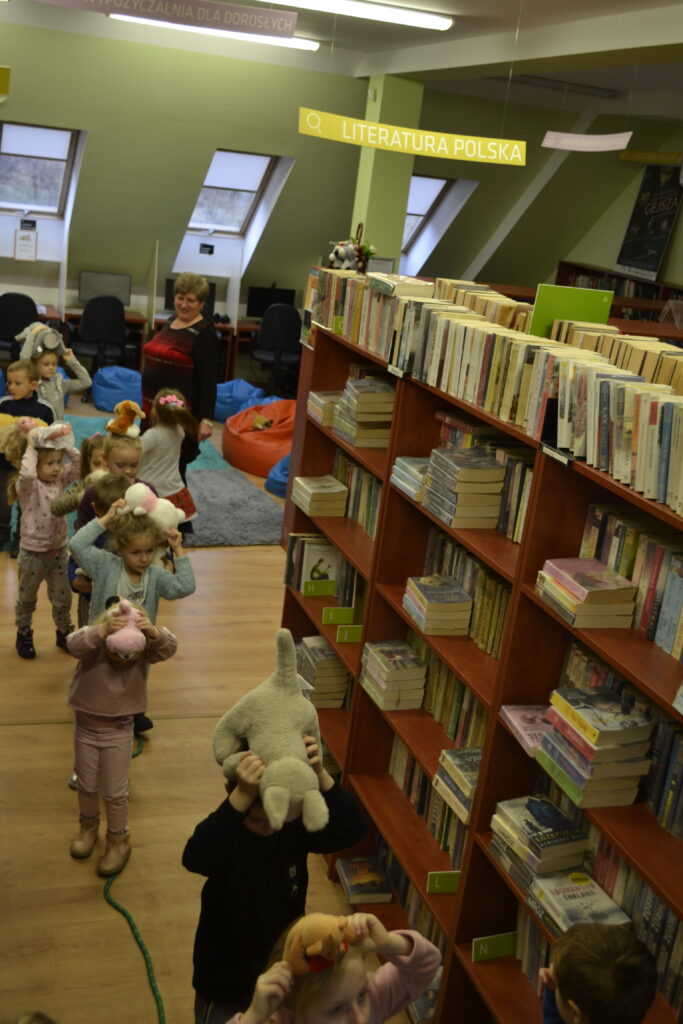 dzieci podczas zabawy z misiami w bibliotece