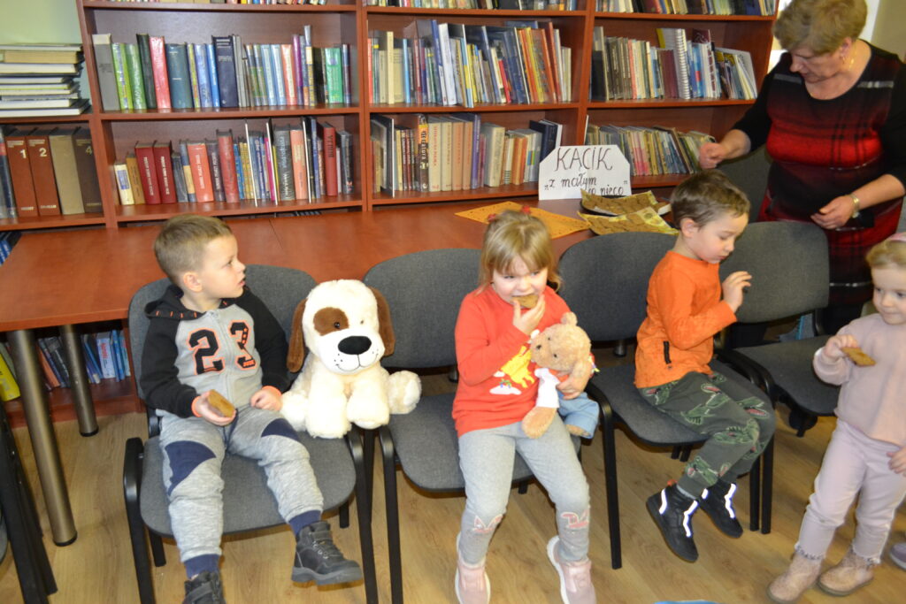 dzieci podczas zabawy w bibliotece z misiami