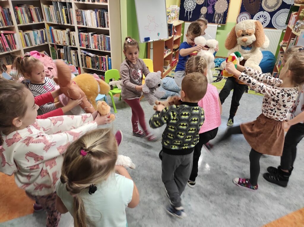 dzieci bawiące się w bibliotece