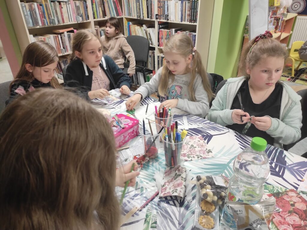 Grupa dzieci w bibliotece podczas zabawy