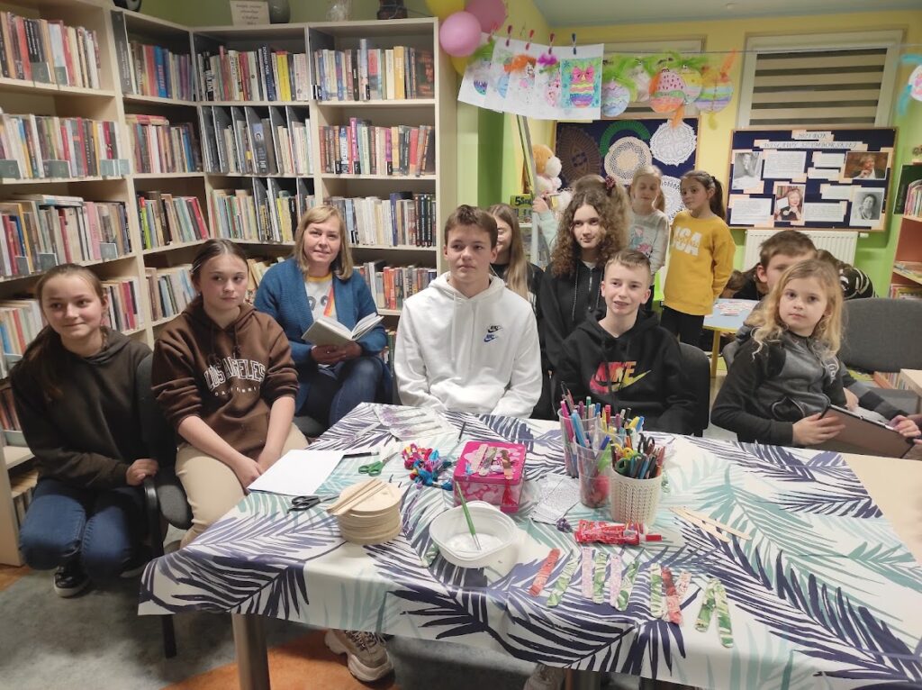 Grupa dzieci w bibliotece podczas zabawy