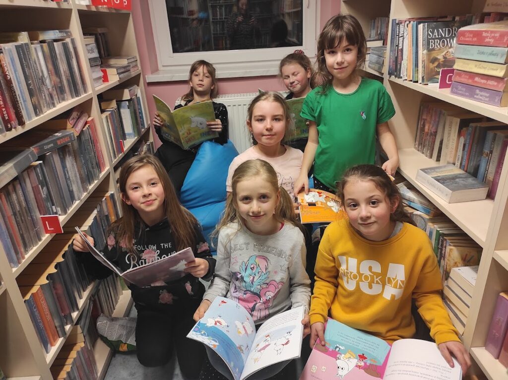 Grupa dzieci w bibliotece 