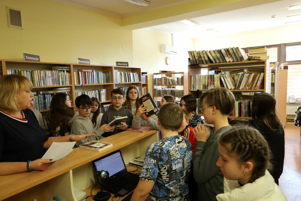 Grupa uczniów podczas warsztatów w bibliotece