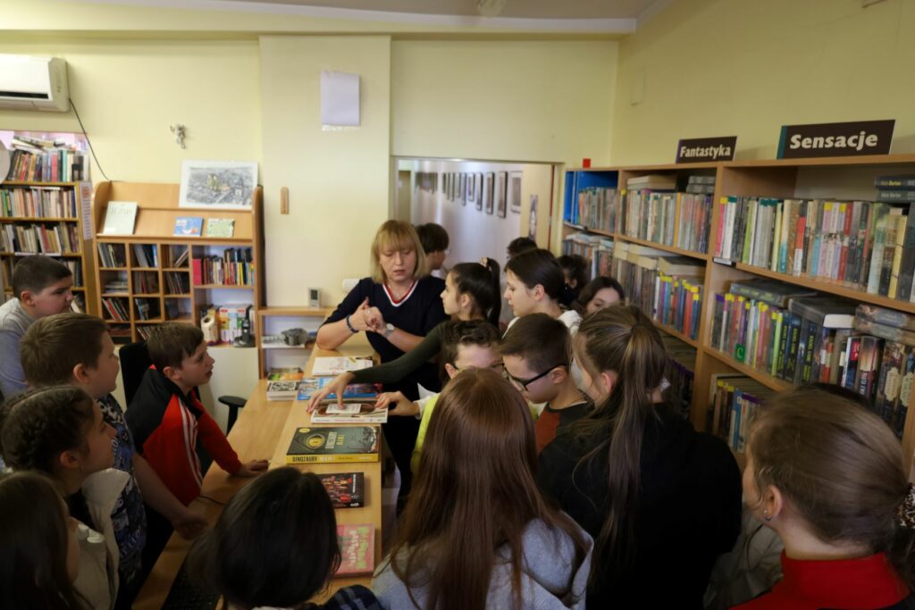 Grupa uczniów podczas warsztatów w bibliotece