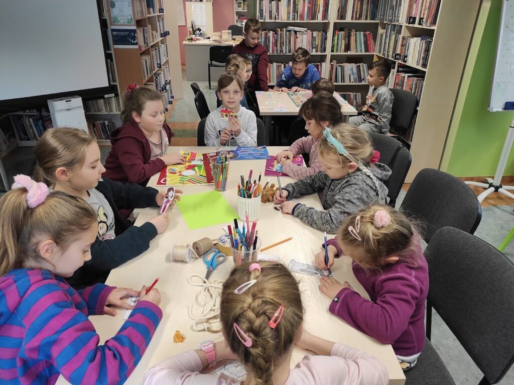 Dzieci podczas warsztatów w bibliotece