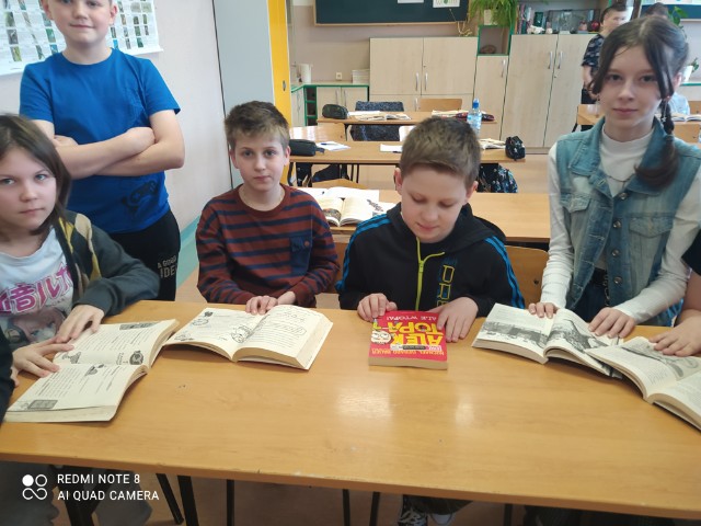 Dzieci w Bibliotece podczas rozmowy o książkach