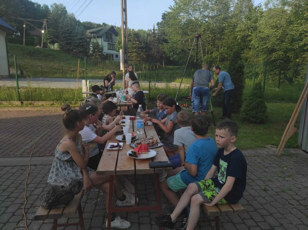 grupa dzieci podczas posiłku