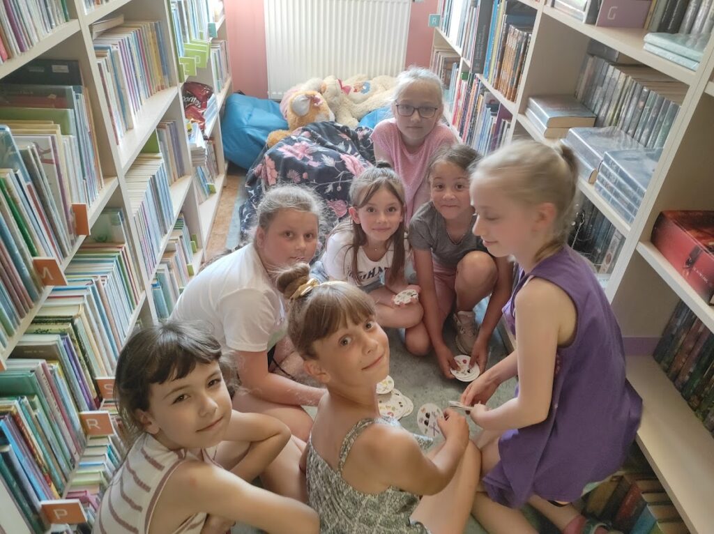 grupa dzieci w bibliotece