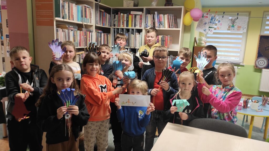 grupa dzieci podczas zajęć w bibliotece