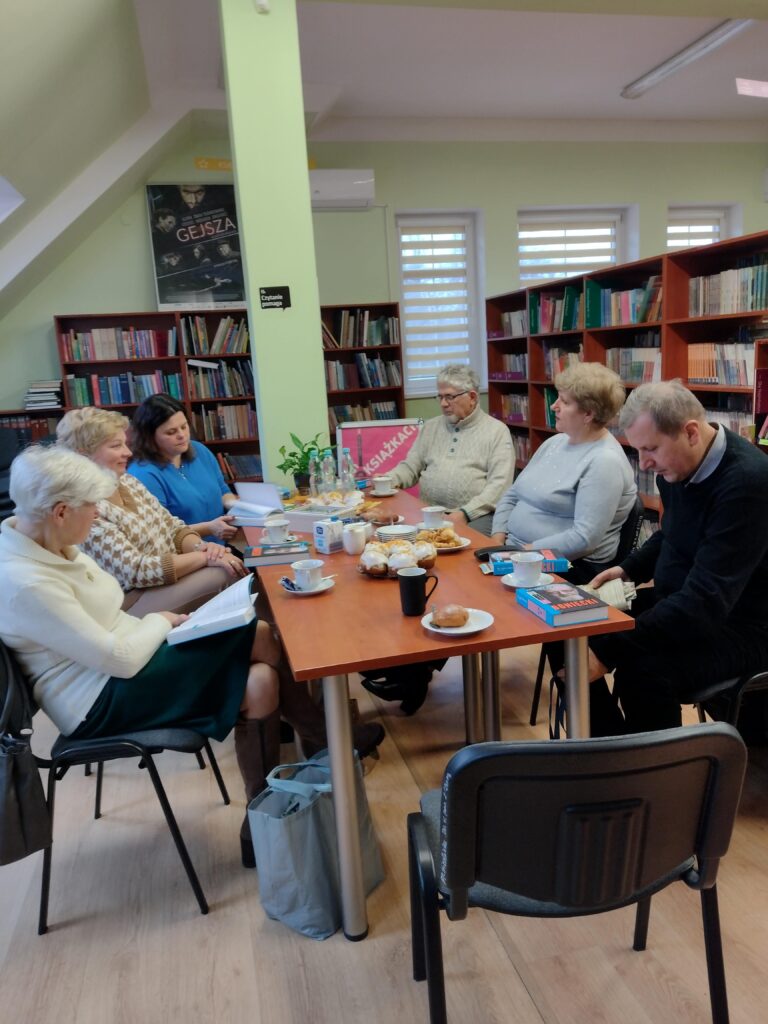 grupa osób w bibliotece