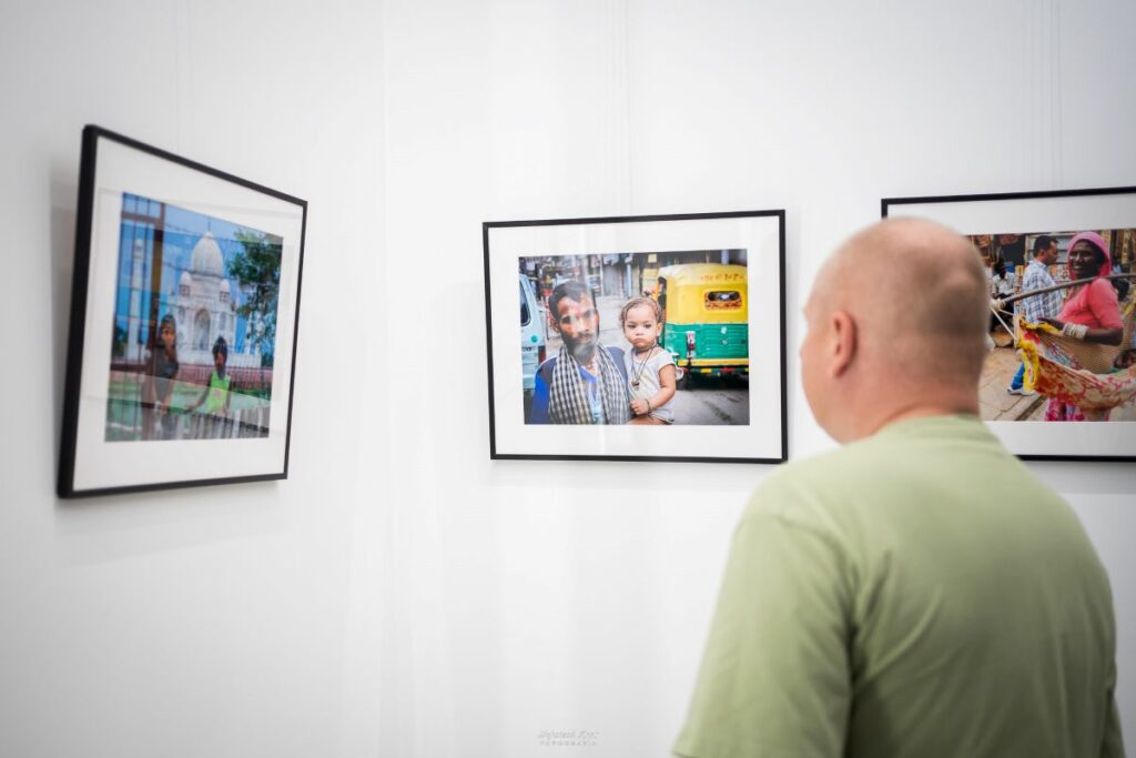 jedna osoba ogłada fotografie