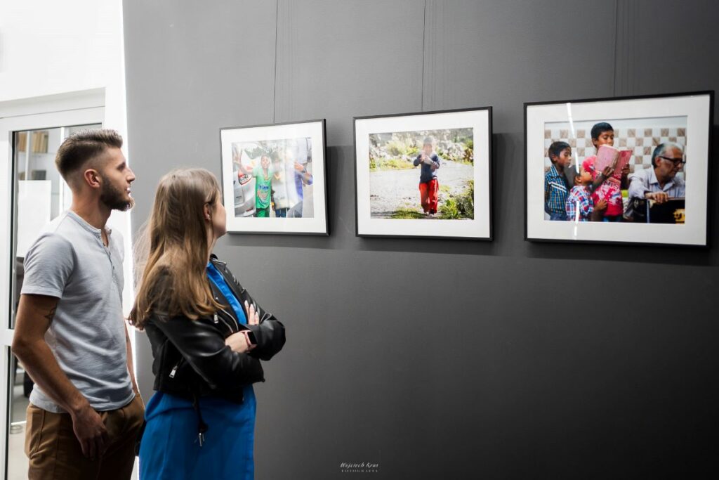 kila osób ogląda fotografie