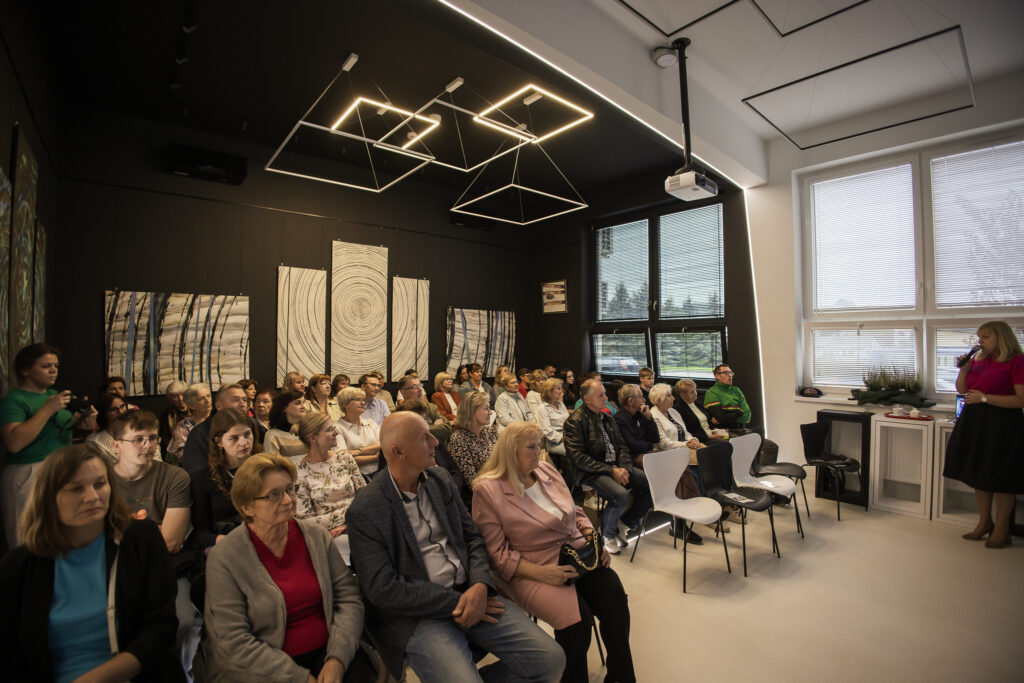 osoby podczas spotkania w bibliotece