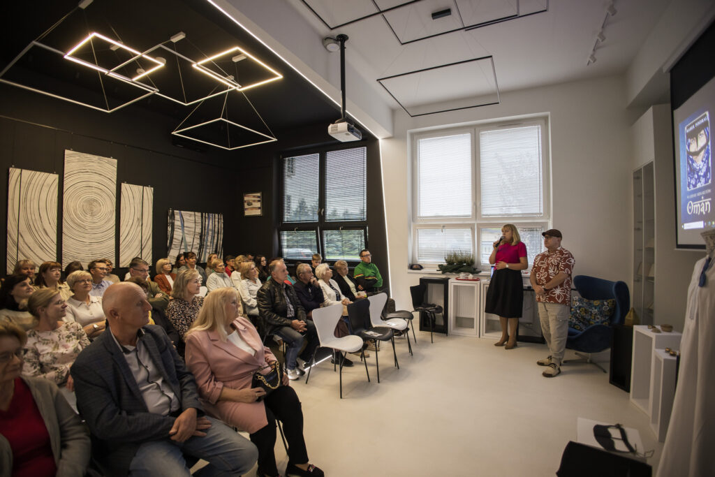 osoby podczas spotkania w bibliotece