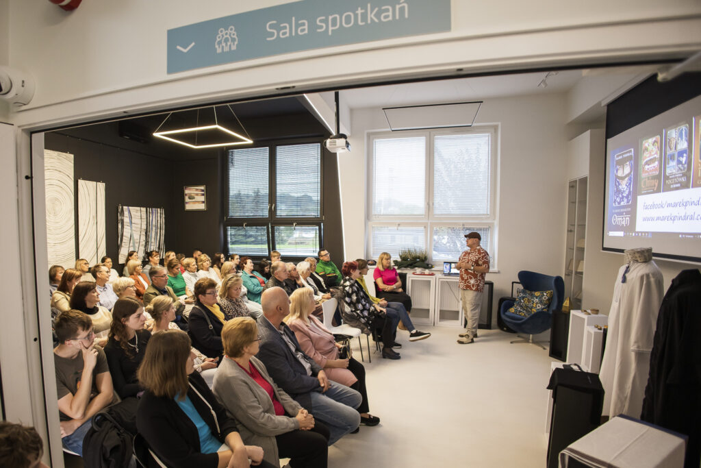 osoby podczas spotkania w bibliotece