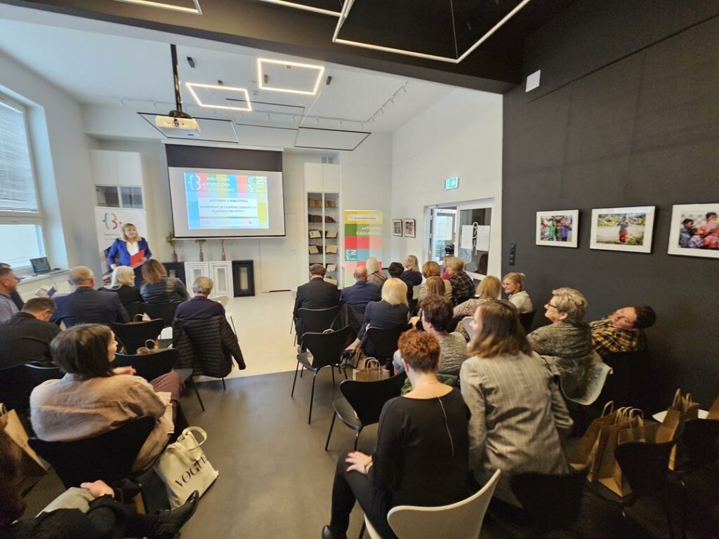 grupa osób na konferencji