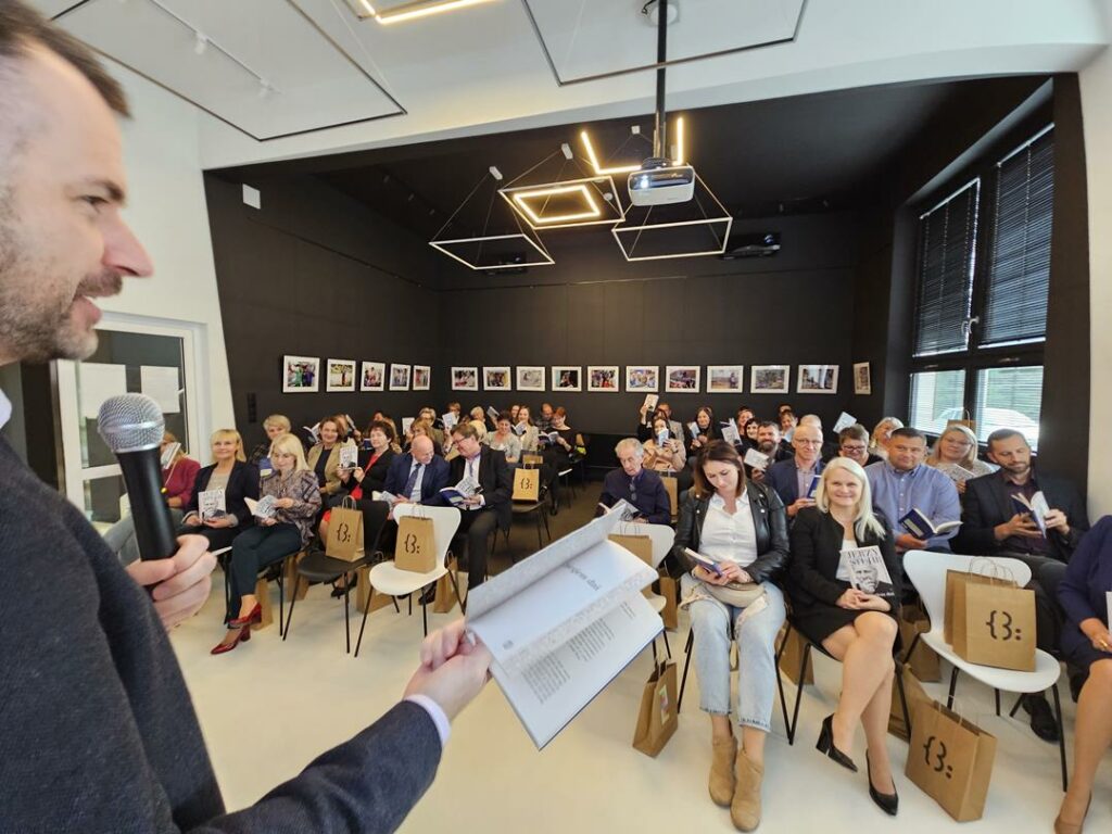 grupa osób na konferencji