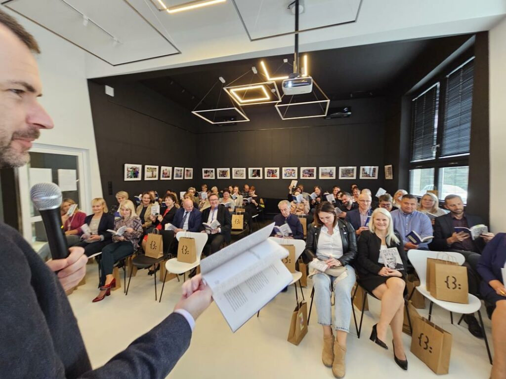 grupa osób na konferencji