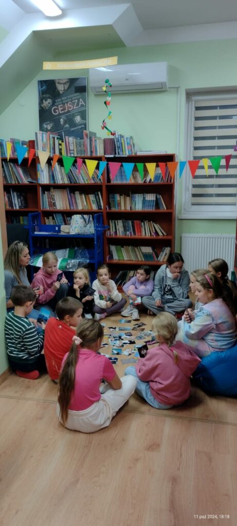 dzieci siedzące w okręgu na podłodze