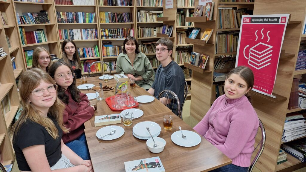 Grupa młodych osób w Bibliotece