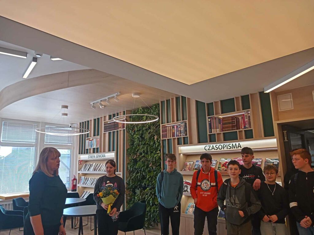 grupa młodzieży w bibliotece