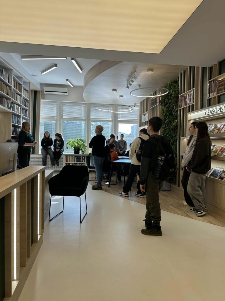 grupa młodzieży w bibliotece