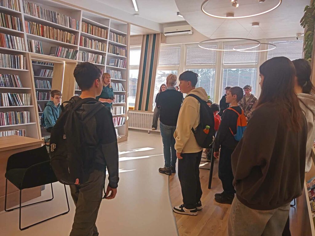 grupa młodzieży w bibliotece