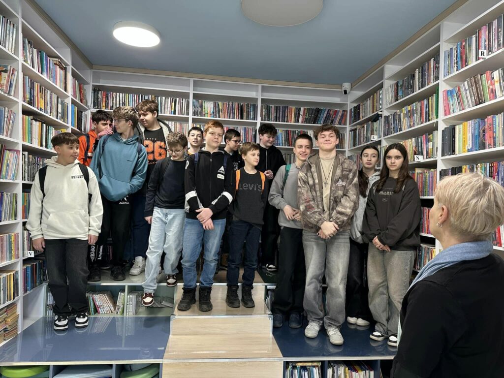 grupa młodzieży w bibliotece