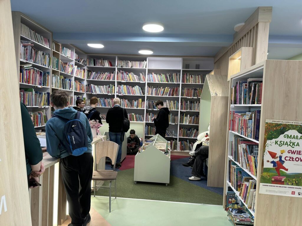 grupa młodzieży w bibliotece