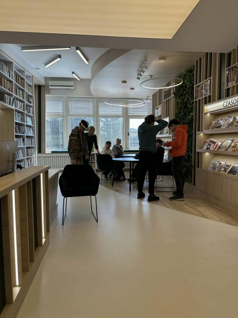 grupa młodzieży w bibliotece