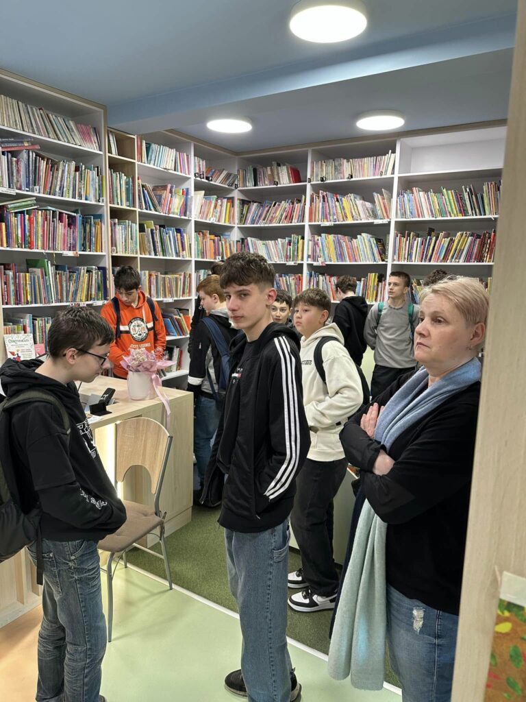 grupa młodzieży w bibliotece