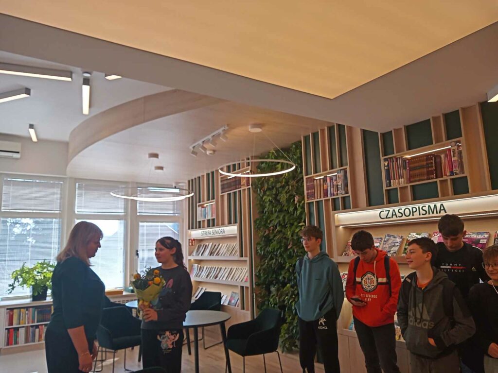grupa młodzieży w bibliotece