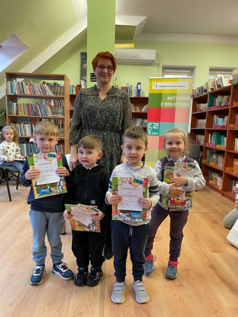 grupa dzieci z dyplomami w bibliotece
