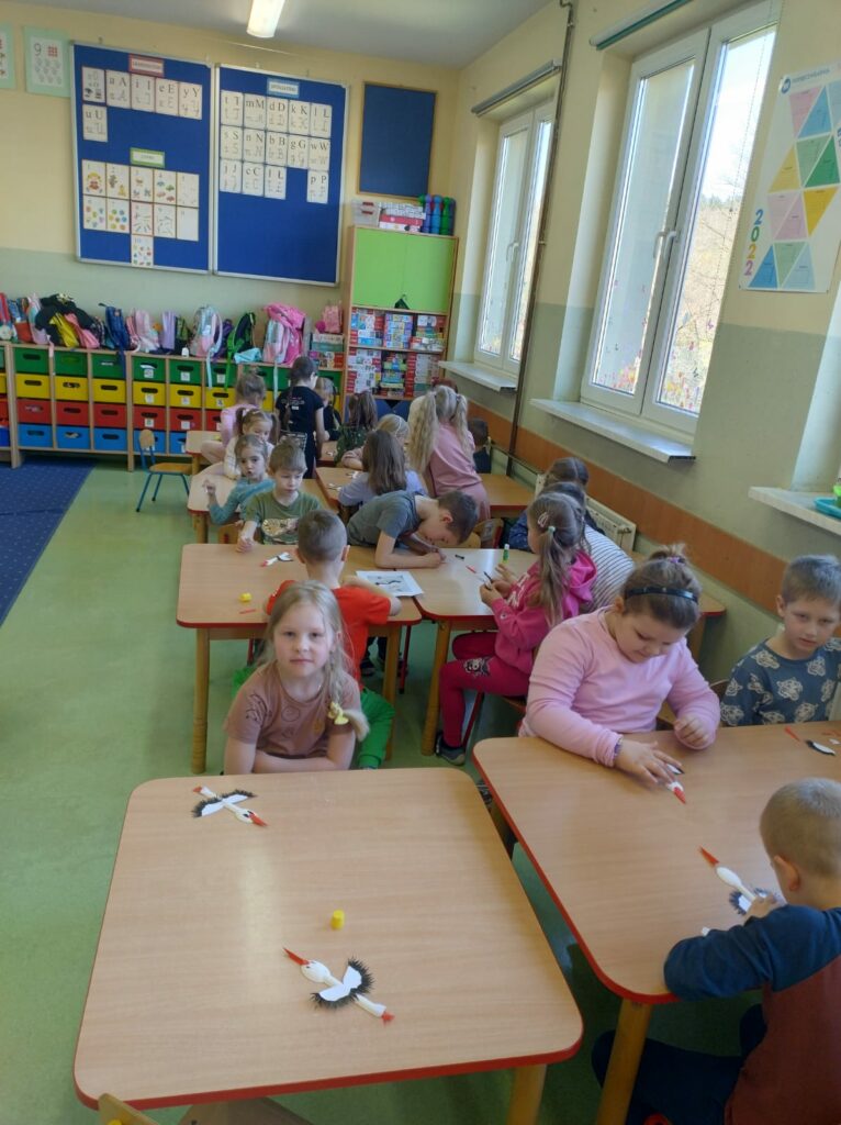 grupa dzieci w przedszkolu
