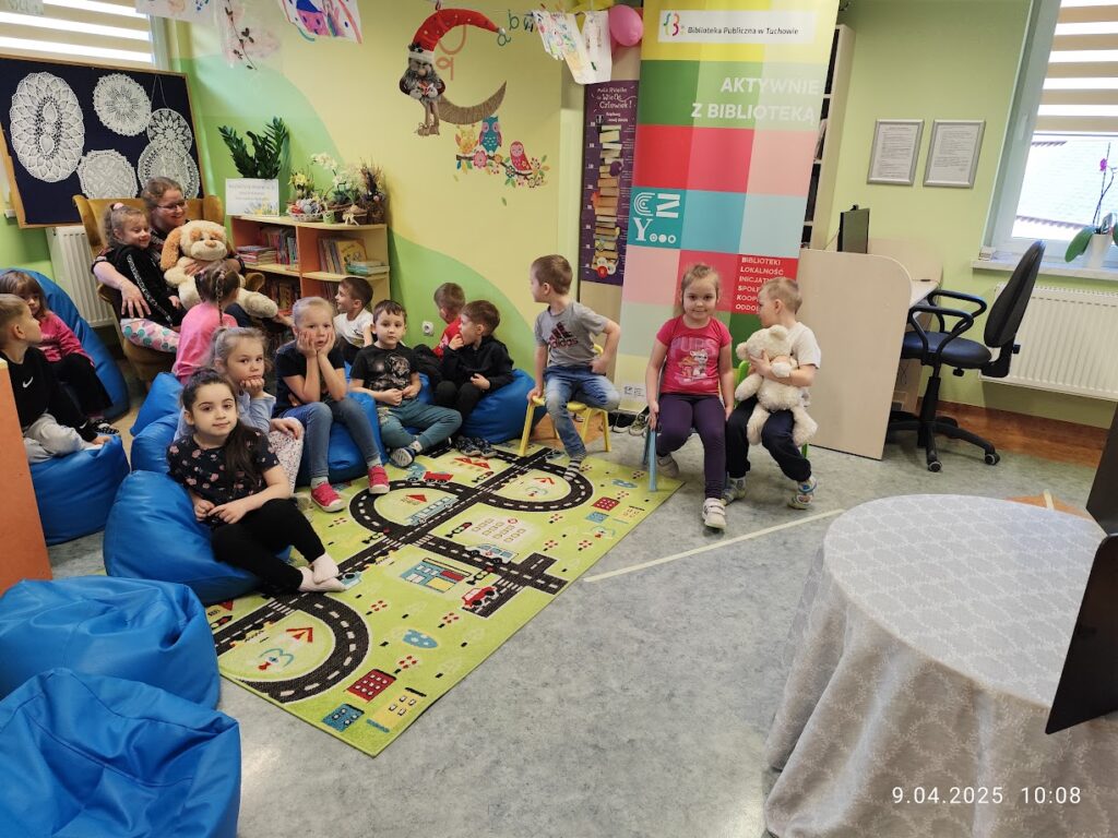 grupa dzieci w bibliotece