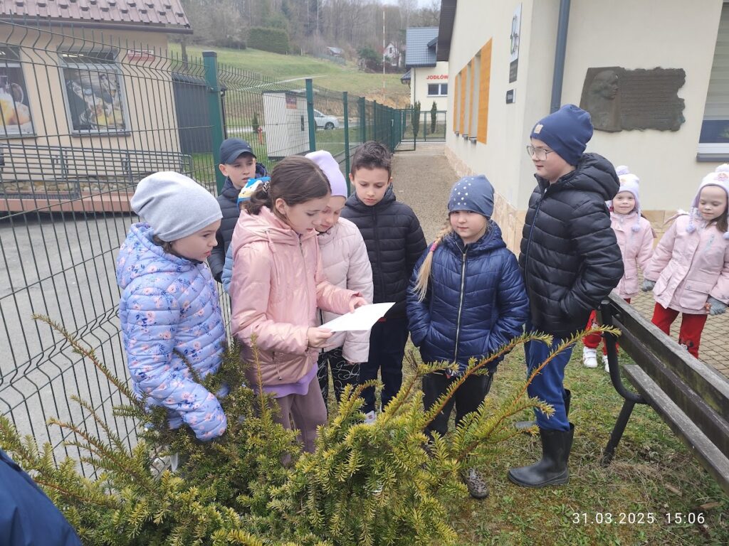 grupa dzieci przed budynkiem