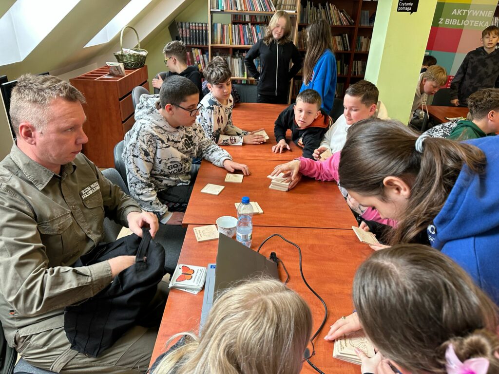 grupa osób w bibliotece