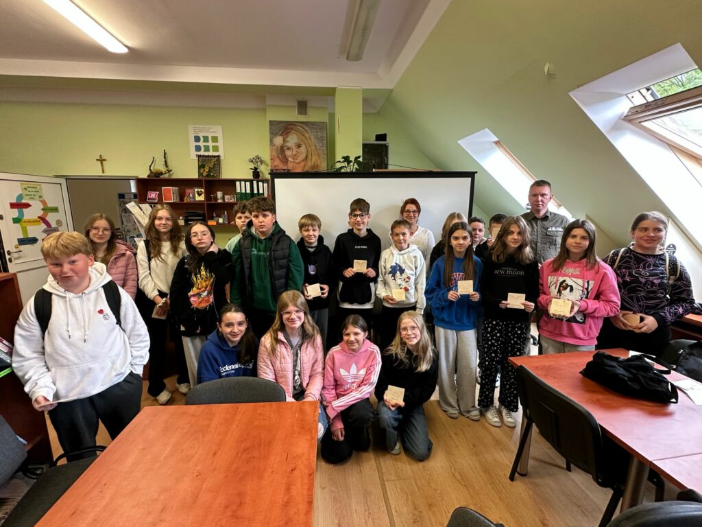 grupa osób w bibliotece