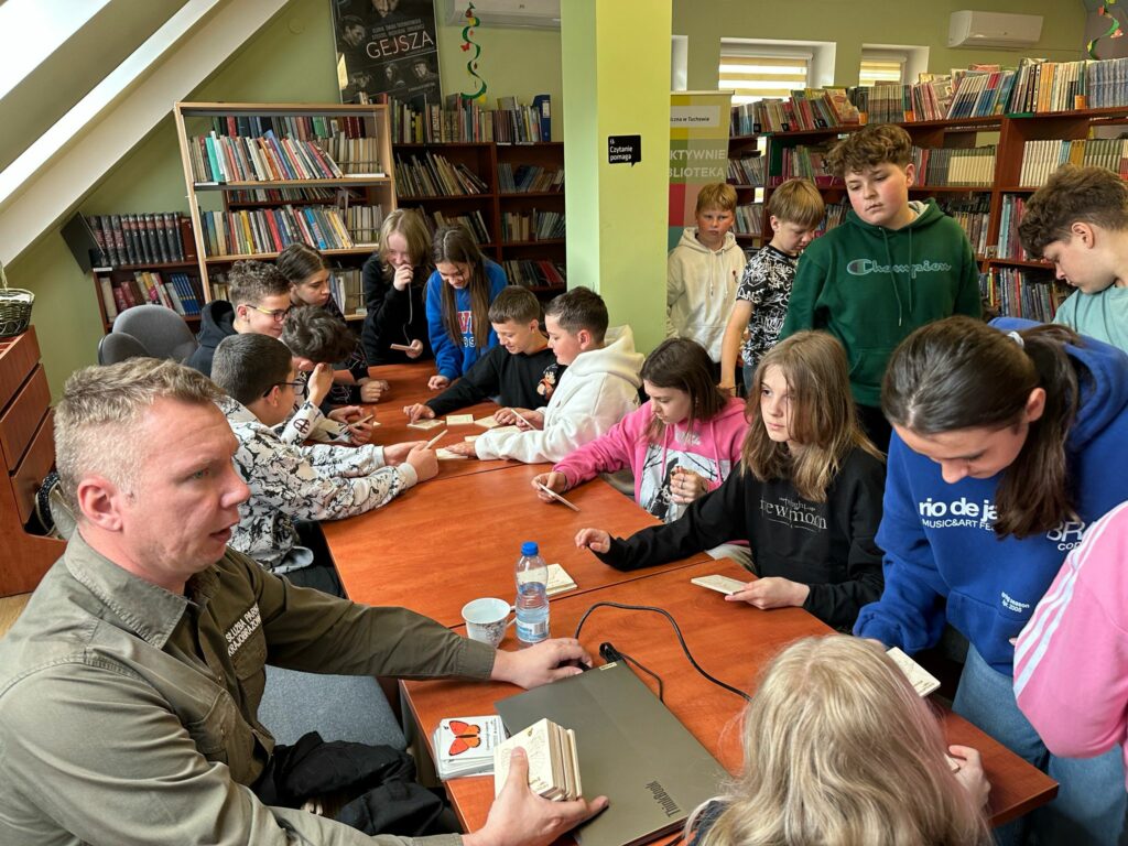 grupa osób w bibliotece