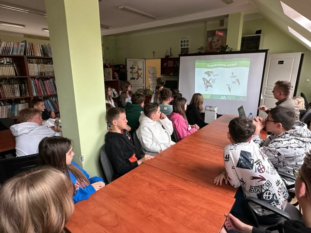 grupa osób w bibliotece