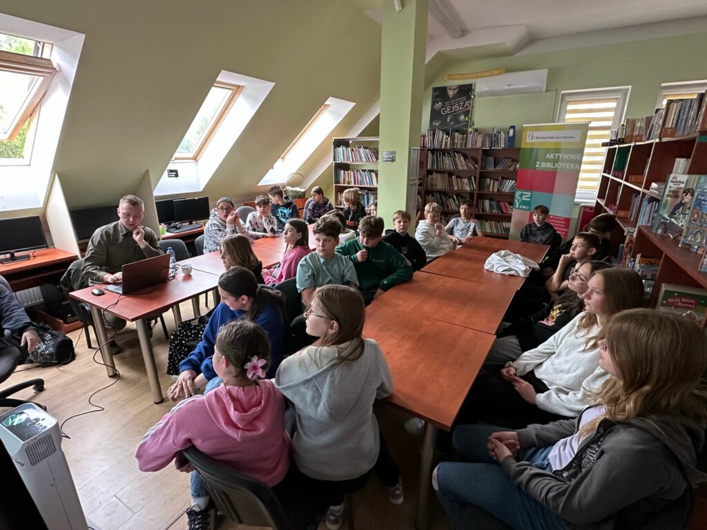grupa osób w bibliotece
