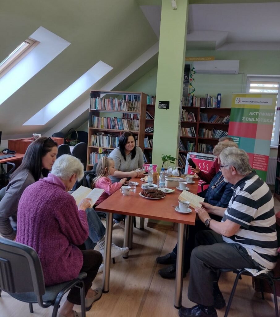 grupa osób w bibliotece