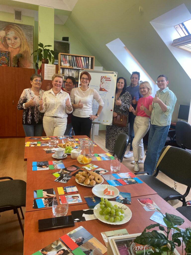 grupa kobiet w bibliotece